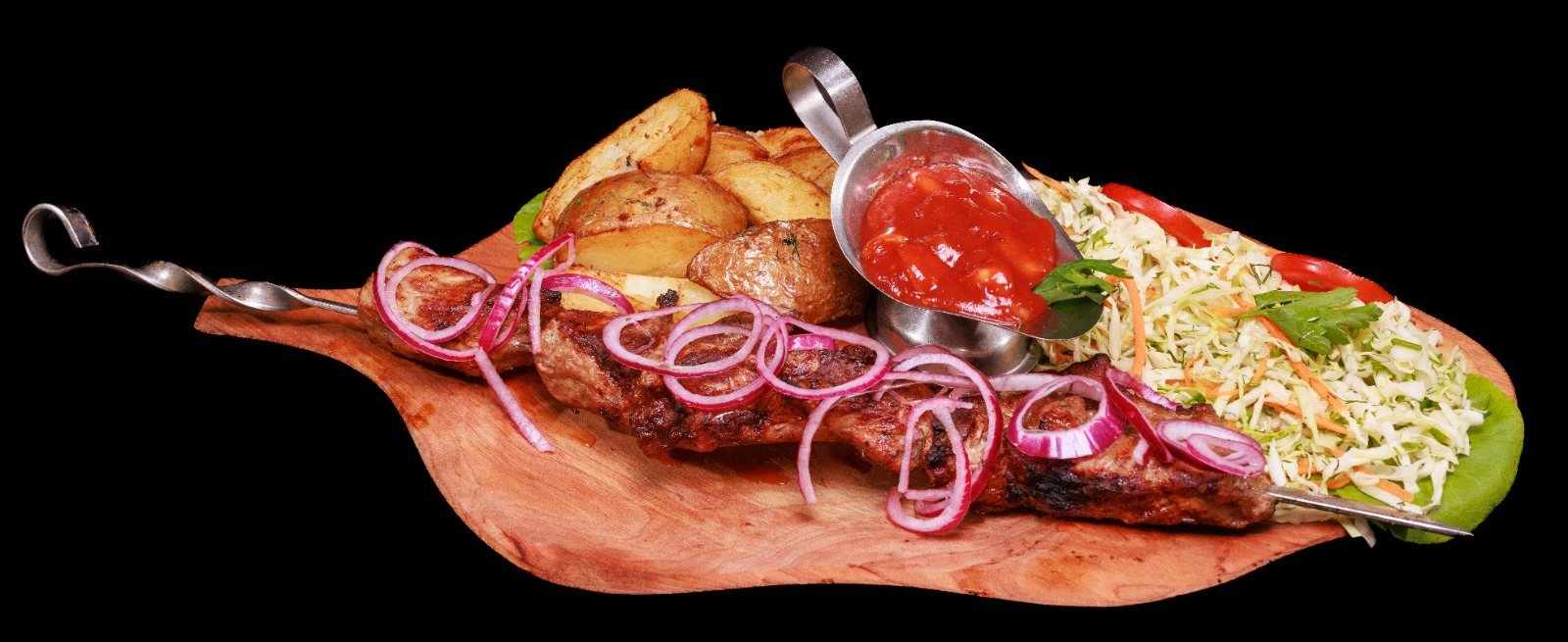 Șașlâc pe frigărui, cu cartofi copți și salată de varză